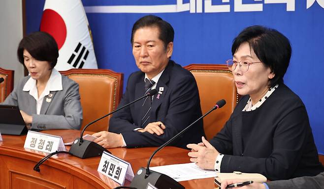 최민희 더불어민주당 언론개혁특별위원회 위원장(오른쪽)이 10월20일 국회에서 허위조작정보 근절안을 발표하고 있다. 윤운식 선임기자 yws@hani.co.kr