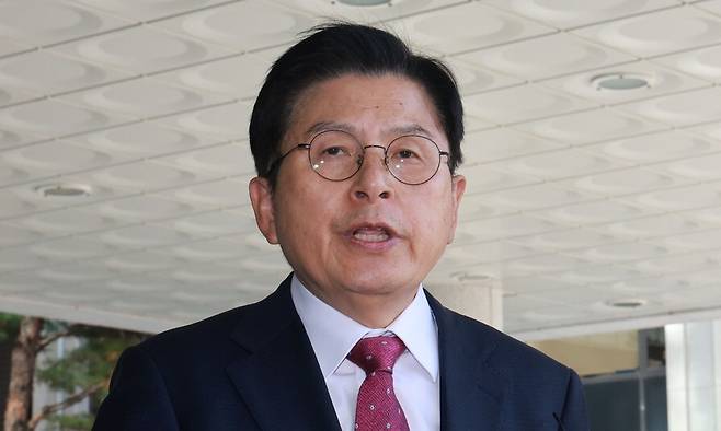 내란 선전·선동 혐의를 받는 황교안 전 국무총리가 12일 서울 서초구 서울고등검찰청에 마련된 내란 특검 사무실로 체포되며 입장을 밝히고 있다. 연합뉴스