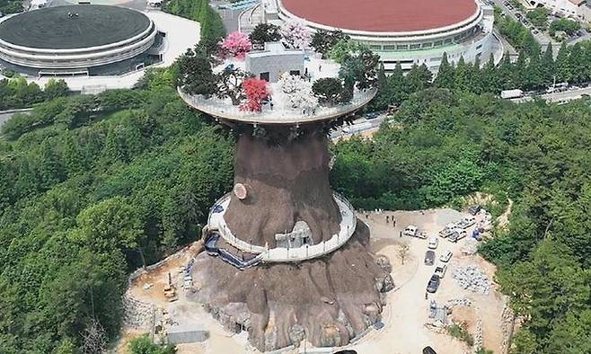 흉물로 지적된 창원시 조형물 빅트리. 창원시청 누리집