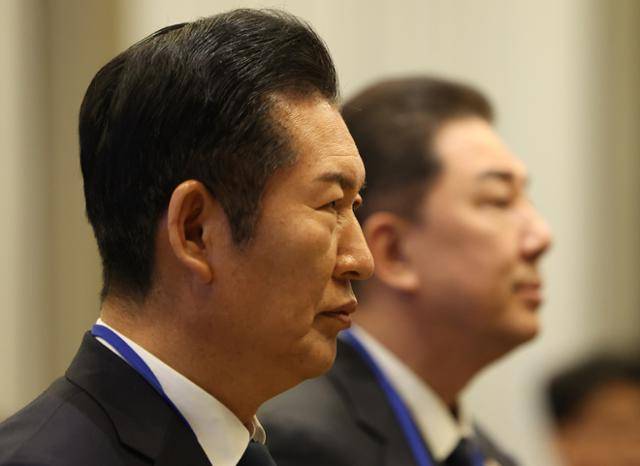 정청래 더불어민주당 대표가 10일 오후 경기 광주 곤지암리조트에서 열린 '2025년 더불어민주당 전국지역위원장 워크숍'에서 국민의례하고 있다. 뒤쪽은 김병기 원내대표. 뉴시스