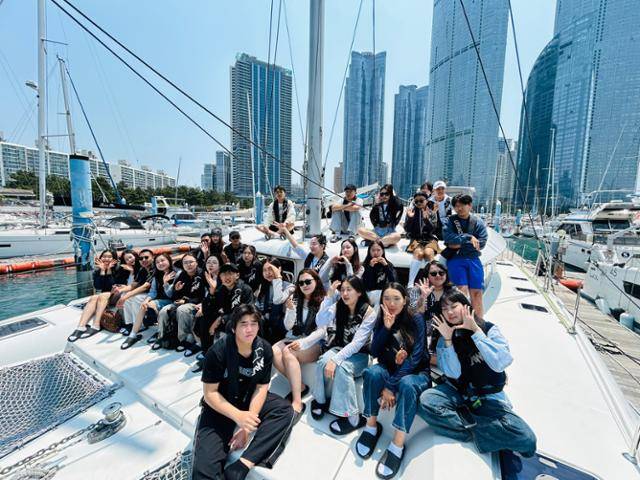 몽골에서 온 학생들이 부산 해운대 앞바다에서 기념촬영을 하고 있다. 한국관광공사 제공