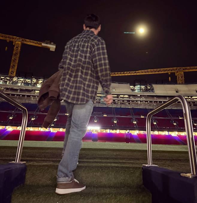 10일 스포티파이 캄 노우를 깜짝 방문한 사진을 게시한 메시. 사진=메시 SNS