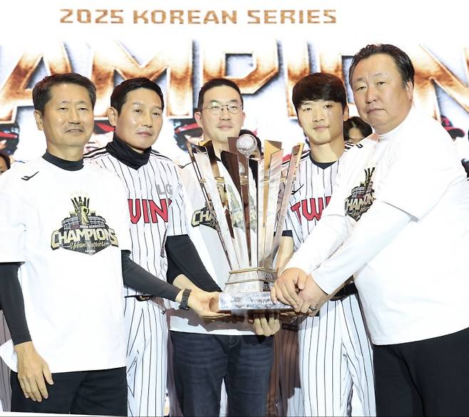 왼쪽부터 김인석 LG 스포츠단 대표이사, 염경엽 감독, 구광모 회장, 주장 박해민, 차명석 단장. 사진=구단 제공