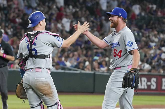<yonhap photo-2259=""> Los Angeles Dodgers catcher Will Smith, left, high-fives pitcher Matt Sauer (64) after their win over the Arizona Diamondbacks in a baseball game Sunday, May 11, 2025 [AP=연합뉴스]</yonhap>