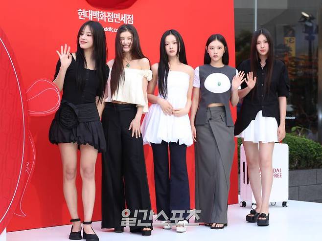 그룹 뉴진스 민지, 다니엘, 하니, 해린, 혜인이 1일 오후 서울 중구 을지로6가에서 열린 한 백화점 프로모션 행사에 참석해 포즈를 취하고 있다. 서병수 기자 qudtn@edaily.co.kr /2024.08.01/