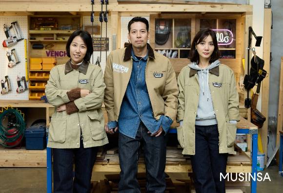 무신사를 통해 지원받은 새 워크웨어를 착용한 로우스테이트 구성원들의 모습. [사진=무신사]