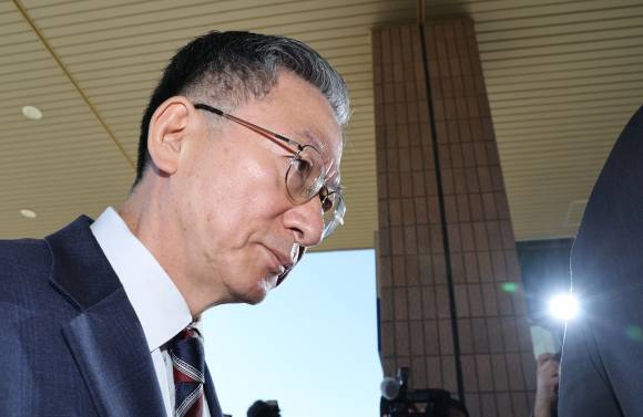 정성호 법무부 장관이 지난 10일 오전 정부과천청사 법무부로 출근하며 검찰의 '대장동 항소 포기' 결정과 관련한 입장을 밝힌 후 이동하고 있다. [사진=연합뉴스]