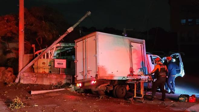 그제(10일) 새벽 제주시 오라동에서 전신주를 들이받은 1톤 탑차 (제주소방안전본부 제공)