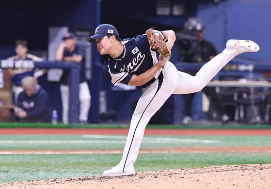 체코전에서 강속구의 위력을 뽐낸 신인 투수 정우주. 뉴스1