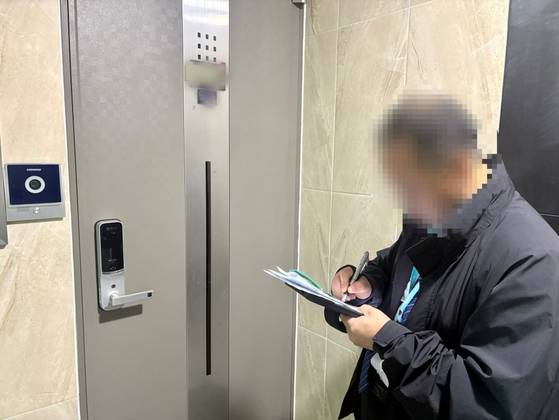 지난 7일 서울의 한 다세대주택에서 인구주택총조사 조사원 박모씨가 안내문을 작성하고 있다. 이아미 기자