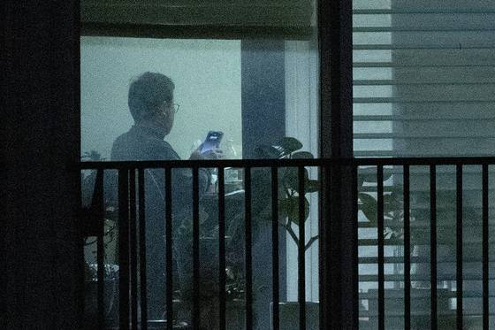 대장동 사건 항소 포기 결정 이후 검찰 내부에서 사퇴 요구를 받고 있는 노만석 검찰총장 대행이 11일 저녁 서울 강남구 대치동 자택에서 핸드폰 화면을 보고 있다. 전민규 기자