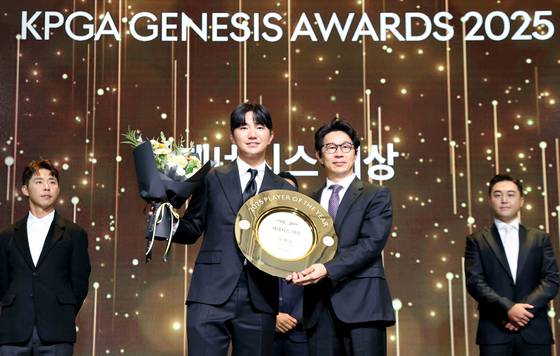 KPGA 제네시스 대상 시상식 개최...옥태훈, 대상 등 5관왕 영예   (서울=연합뉴스) 옥태훈이 12일 서울 서대문구 스위스 그랜드 호텔 서울에서 열린 한국프로골프(KPGA) 제네시스 대상 시상식에서 송민규 현대자동차 부사장과 기념촬영하고 있다.   옥태훈은 이날 제네시스 대상과 톱10 피니시상, 상금 1위, 덕춘상(최저타수상), 한국골프기자단 선정 기량발전상 5개 상을 휩쓸었다. 2025.11.12 [KPGA 제공. 재판매 및 DB 금지]   photo@yna.co.kr (끝)  〈저작권자(c) 연합뉴스, 무단 전재-재배포, AI 학습 및 활용 금지〉