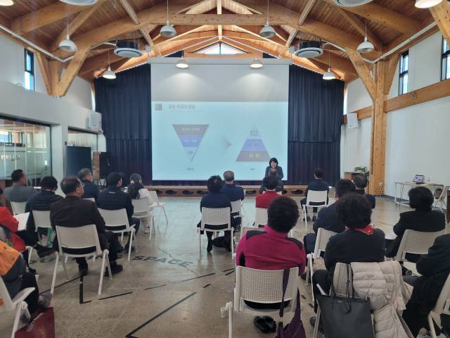 ▲ 춘천시 주민자치위원 하반기 교육이 11일 커먼즈필드 춘천에서 열린 가운데 김미라 갈등관리연구소 대표가 ‘갈등관리와 이해와 실습’을 주제로 강연했다.