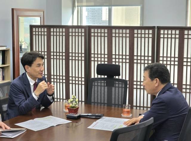 ▲ 김진태 강원도지사가 12일 국회에서 신정훈 (더불어민주당 전남 나주·화순) 국회 행정안전위원장을 만나 강원특별법 3차 개정안의 조속한 심사와 통과를 건의하고 있다. 강원도 제공