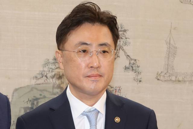 ▲ 검찰의 대장동 사건 항소 포기 결정 과정 관련 노만석 검찰총장 직무대행이 이진수 법무부 차관과의 통화내용을 공개하면서 ‘법무부 외압’을 둘러싼 의혹이 진실 공방으로 번지는 양상이다. 사진은 11일 특검 후보 추천위원 위촉식에 참석한 이진수 차관의 모습. 연합뉴스