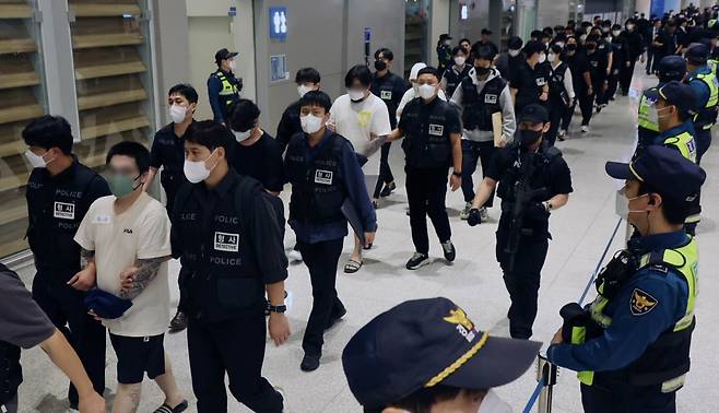 캄보디아 당국의 범죄단지 단속으로 체포됐던 한국인 64명이 지난달 18일 오전 인천국제공항 2터미널을 통해 송환되고 있다. 뉴스1