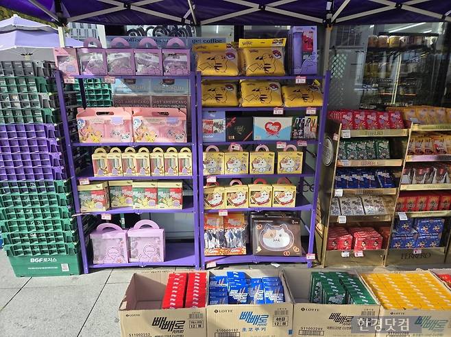 지난 11일 서울 영등포구에 있는 편의점 앞에 빼빼로 관련 제품이 진열돼있다./사진=박수림 기자