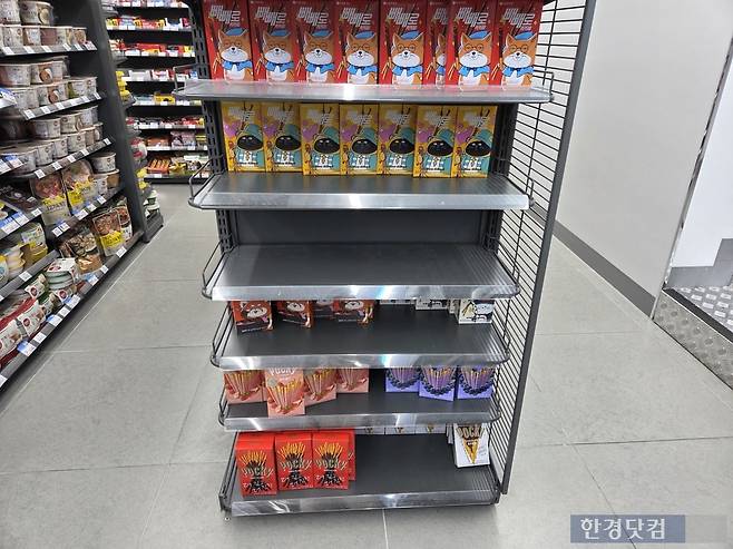 지난 11일 서울 용산구에 있는 편의점의 빼빼로 매대가 대부분 비어 있다./사진=박수림 기자