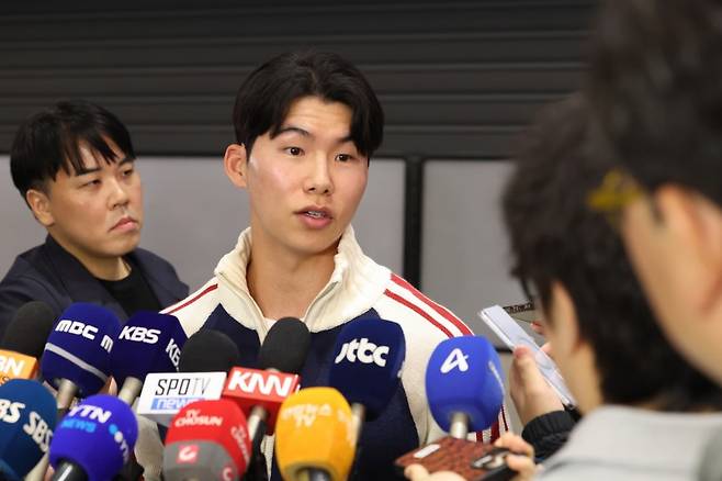 취재진 질문에 답하는 김혜성 (사진=연합뉴스)