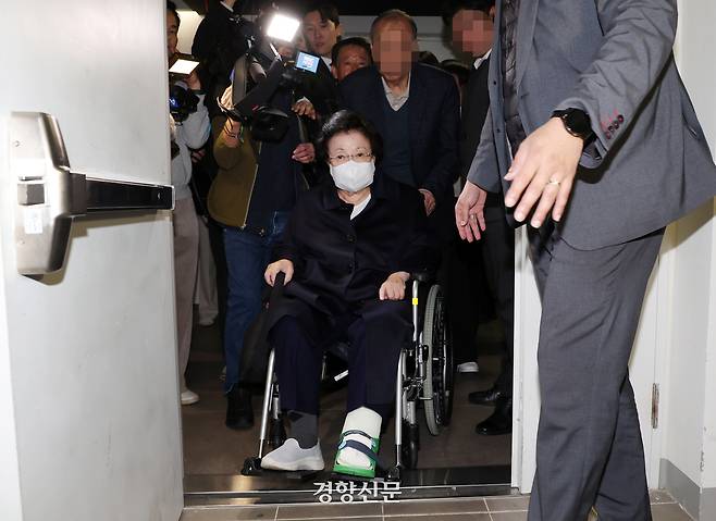 금거북이 등 금품을 건네고 인사를 청탁했다는 의혹을 받는 이배용 전 국가교육위원장이 지난 6일 오전 서울 종로구 KT광화문빌딩 웨스트에 마련된 민중기 특별검사 사무실에 참고인 신분으로 출석하고 있다. 사진공동취재단