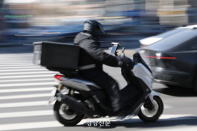 서울 강남구 신논현역 인근 사거리에서 배달 오토바이들이 이동하고 있다. 정효진 기자