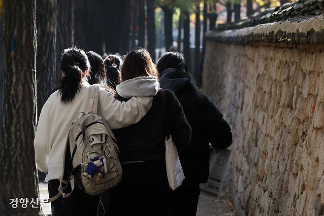 2026년도 대학수학능력시험 예비소집일인 12일 서울 중구 이화여자고등학교에서 수험표를 든 수험생들이 학교를 나서고 있다. 성동훈 기자