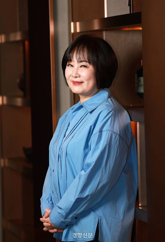 이금희 아나운서가 11일 서울 여의도에서 경향신문과 인터뷰에 앞서 포즈를 취하고 있다. 정지윤 선임기자