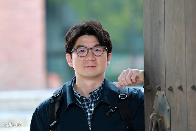 제33회 전태일문학상 ‘전태일작가상’을 수상한 소설가 김기태씨가 지난달 30일 경향신문과 인터뷰하기 전 포즈를 취하고 있다. 정지윤 선임기자