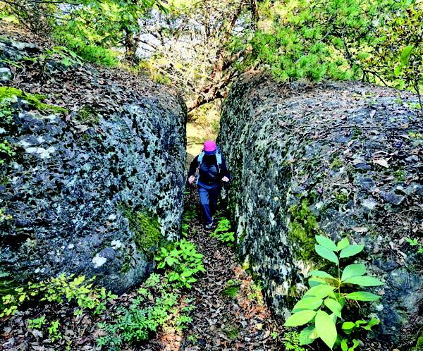 미타산 오름길에 나오는 딱 한사람이 지나가는 대문바위.