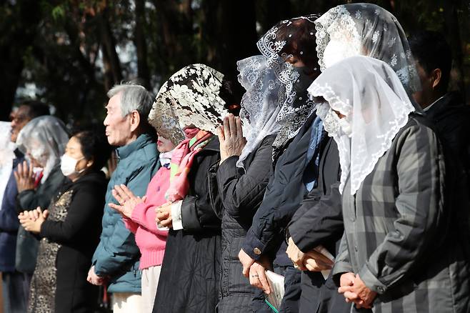 Families and relatives of College Scholastic Ability Test (CSAT)-takers pray in Daegu on Nov. 12, 2024. [NEWS1]