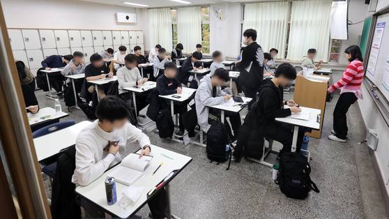 College Scholastic Ability Test (CSAT)-takers prepare for the exam at their testing site in southern Seoul on Nov. 14, 2024. [JOINT PRESS CORPS]
