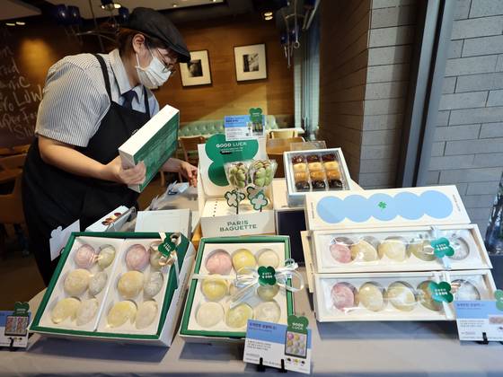 Boxes of rice cakes packaged for College Scholastic Ability Test takers are displayed for sale at a bakery in downtown Seoul on Nov. 12. [NEWS1]