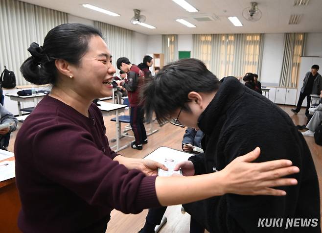 2026학년도 대학수학능력시험을 하루 앞둔 12일 오전 서울 종로구 중앙고등학교에서 담임 선생님이 고3 수험생들에게 수험표를 배부하고 있다.
