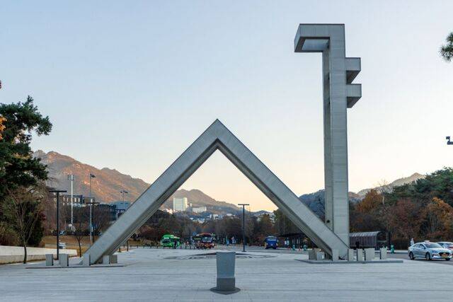 전국 9개 거점국립대를 서울대급으로 끌어올리는 ‘서울대 10개 만들기’ 정책이 구체화되고 있다. 정부는 내년에 3곳을 시작으로 단계적으로 확대하자는 입장이지만, 거점국립대들은 9곳이 동시에 시작해야 유의미한 변화가 가능하다며 반대하고 있다. 사진은 서울대 정문. 국민일보DB