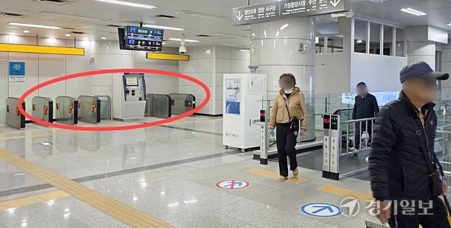 11일 인천 서구 인천 2호선 가정역에서 내린 주민들이 1번 출입구(빨간 원)가 가로 막혀 4번 출입구로 이동하고 있다. 장민재기자