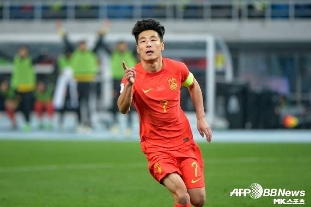 중국 매체 ‘소후닷컴’은 “중국 팬들 사이에서 우레이에 대한 평가는 엇갈린다. 그의 전체적인 능력을 분석하면 장점과 단점이 매우 뚜렷하다”고 전했다. 그러면서 “우레이의 스피드, 체력은 최상급이다. 오프 더 볼 무브는 아시아 최고 수준이다. 슈팅 능력도 뛰어나다. 그러나 피지컬 열세가 있고 멘탈도 완벽하지 않다. 특히 일대일 마무리 능력은 실망스러울 때가 있다”고 덧붙였다. 사진=AFPBBNews=News1