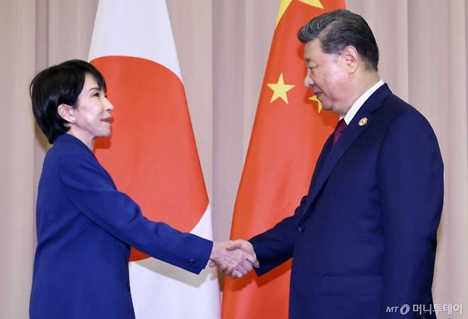 다카이치 사나에 일본 총리와 시진핑 중국 국가주석이 지난 10월31일 경주 아시아태평양경제협력체(APEC) 정상회의를 계기로 열린 정상회담에서 악수하고 있다. / 로이터=뉴스1