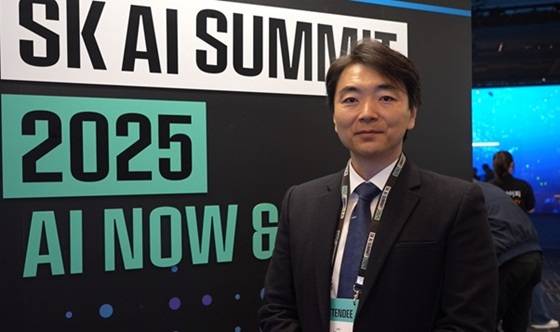 박세진 에이아이브 대표가 'SK AI 서밋 2025'에서 기념사진을 촬영 중이다/사진제공=에이아이브