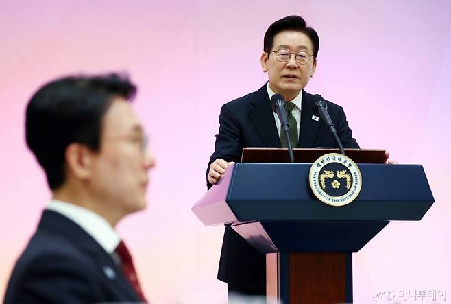 [서울=뉴시스] 최동준 기자 = 이재명 대통령이 12일 청와대 영빈관에서 열린 시장·군수·구청장 초청 국정설명회에서 인사말을 하고 있다. (대통령실통신사진기자단) 2025.11.12. photocdj@newsis.com /사진=최동준