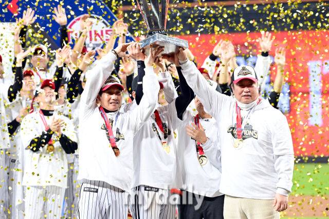 31일 오후 대전 한화생명 볼파크에서 진행된 '2025 신한 SOL Bank KBO 한국시리즈 5차전' LG트윈스-한화 이글스와의 경기. LG가 4-1로 승리해 통합 우승을 차지한 뒤 시상식에서 트로피를 들며 포즈를 취하고 있다./마이데일리