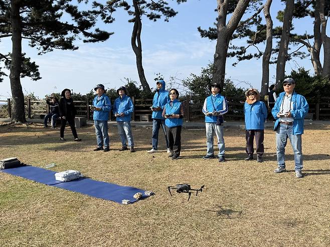 7일 오전 제주특별자치도 서귀포시 외돌개 인근에서 서귀포시니어클럽 소속 시니어드론순찰대가 드론을 조종하고 있다.[한국노인인력개발원 제공]