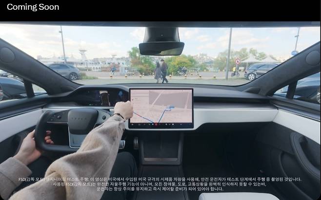 미국 규격의 시제품 테슬라 차량이 국내 도로에서 시험 주행을 하고 있다. [테슬라코리아 X 갈무리]