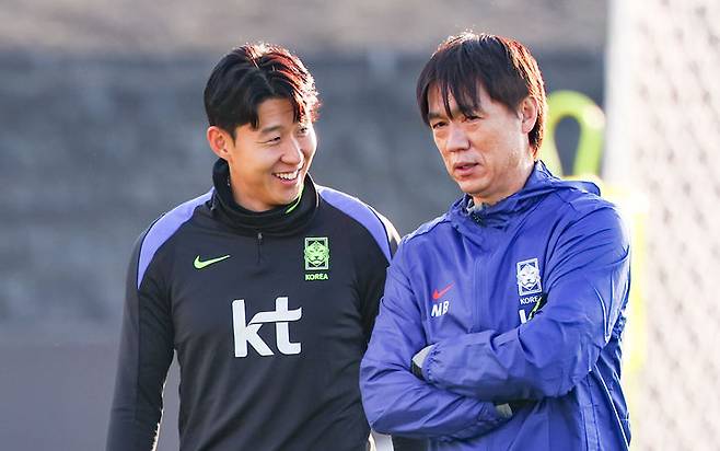 [천안=뉴시스] 황준선 기자 = 홍명보 대한민국 축구 국가대표팀 감독과 주장 손흥민이 지난 10일 오후 충남 천안시 대한민국 축구종합센터에서 훈련에 앞서 대화하고 있다. 대한민국 축구 국가대표팀은 오는 14일 대전 월드컵경기장에서 볼리비아와 18일 서울월드컵경기장에서 가나와 11월 A매치 평가전을 치른다. 2025.11.10. hwang@newsis.com *재판매 및 DB 금지