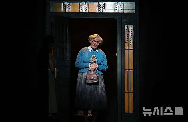 [서울=뉴시스] 김선웅 기자 = 배우 황정민이 21일 서울 송파구 샤롯데씨어터에서 열린 뮤지컬 미세스 다웃파이어 프레스콜에서 주요 장면을 시연하고 있다. 2025.10.21. mangusta@newsis.com