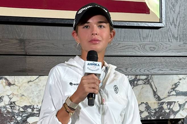 [벨에어=AP/뉴시스] 도널드 트럼프 미국 대통령의 손녀 카이 트럼프가 11일(현지 시간) 미 플로리다주 벨에어에서 미국여자프로골프(LPGA) 투어 더 안니카 드리븐 바이 게인브리지를 앞두고 기자회견하고 있다. 카이는 트럼프 대통령의 장남 도널드 트럼프 주니어의 딸로 13일 열리는 이 대회에 아마추어 초청 선수 자격으로 출전한다. 2025.11.12.