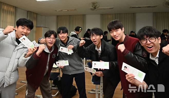 [서울=뉴시스] 정병혁 기자 =2026학년도 대학수학능력시험을 하루 앞둔 12일 오전 서울 종로구 중앙고등학교에서 고3 수험생들에게 수험표를 배부받은 뒤  화이팅을 외치고 있다.(공동취재) 2025.11.12. photo@newsis.com
