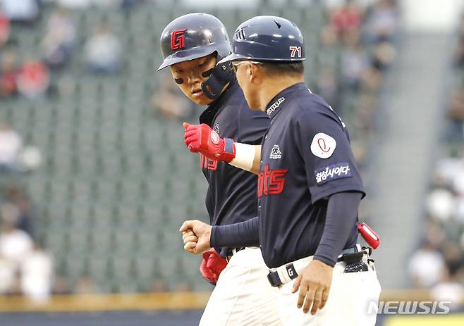[서울=뉴시스] 정병혁 기자 = 30일 서울 송파구 잠실야구장에서 열린 2023 프로야구 LG 트윈스 대 롯데 자이언츠의 경기, 3회초 무사 주자 없는 상황 롯데 한동희가  안타를 친 뒤 베이스를 밟고 있다. 2023.05.30. jhope@newsis.com