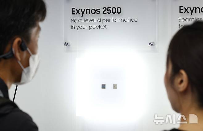 [서울=뉴시스] 황준선 기자 = 22일 서울 강남구 코엑스에서 개막한 제27회 반도체대전을 찾은 관람객이 삼성전자 부스에 전시된 엑시노스2500을 둘러보고 있다. 2025.10.22. hwang@newsis.com