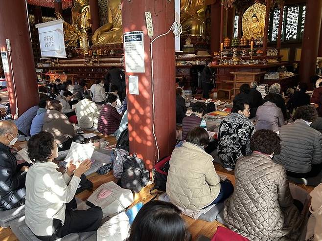 [서울=뉴시스] 윤서진 인턴 기자 = 12일 서울 종로구 조계사에서 기도하는 학부모들의 모습. 2025.11.12 *재판매 및 DB 금지