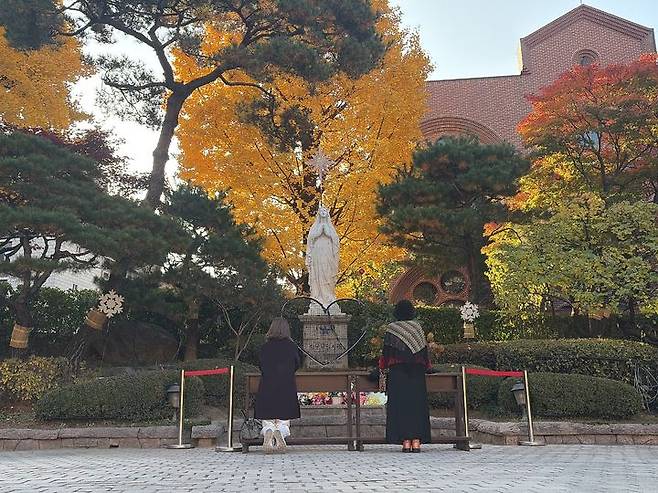 [서울=뉴시스] 전수현 인턴 기자 = 12일 서울 중구 명동성당에서 기도하는 학부모들의 모습. 2025.11.12 *재판매 및 DB 금지